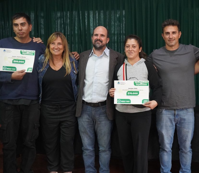 PRIMERA ENTREGA DE MICROCRÉDITOS SOLIDARIOS A EMPRENDEDORES LOCALES