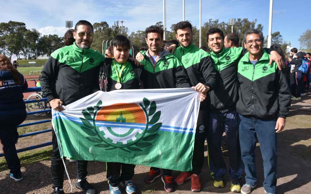 EL INTENDENTE JUNTO A LA DELEGACIÓN DE LOS JUEGOS BONARENSES