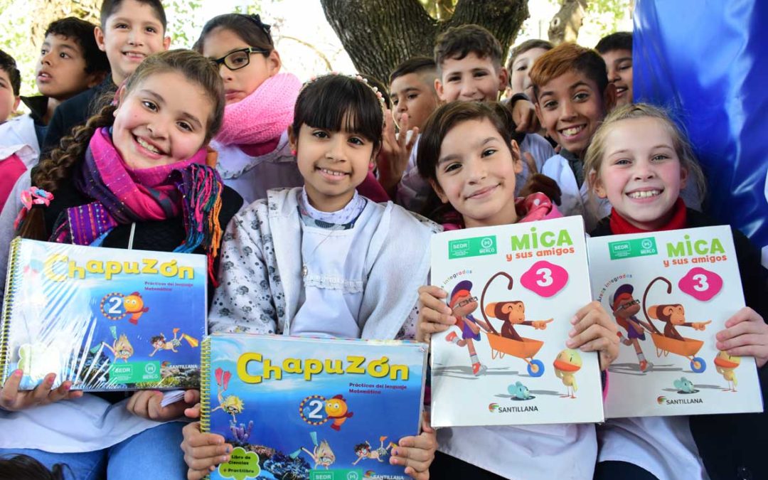 CONTINÚA LA ENTREGA DE LIBROS ESCOLARES