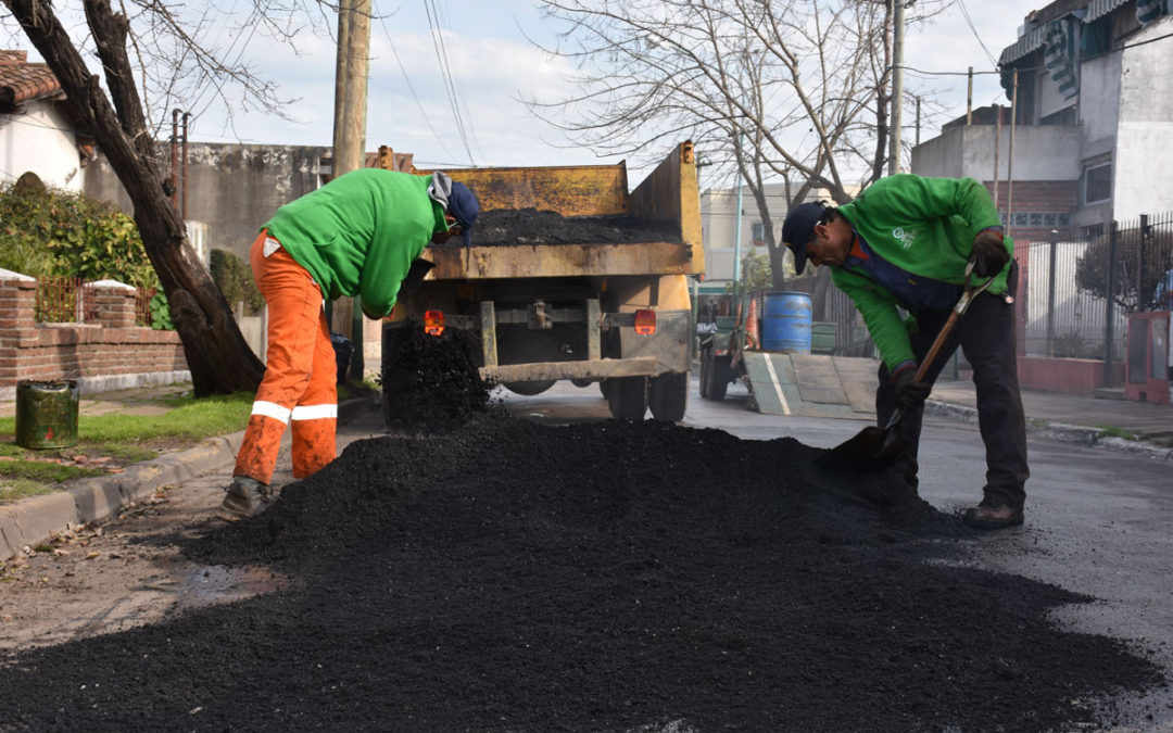 TAREAS DE BACHEO EN DISTINTOS PUNTOS DE LA CIUDAD