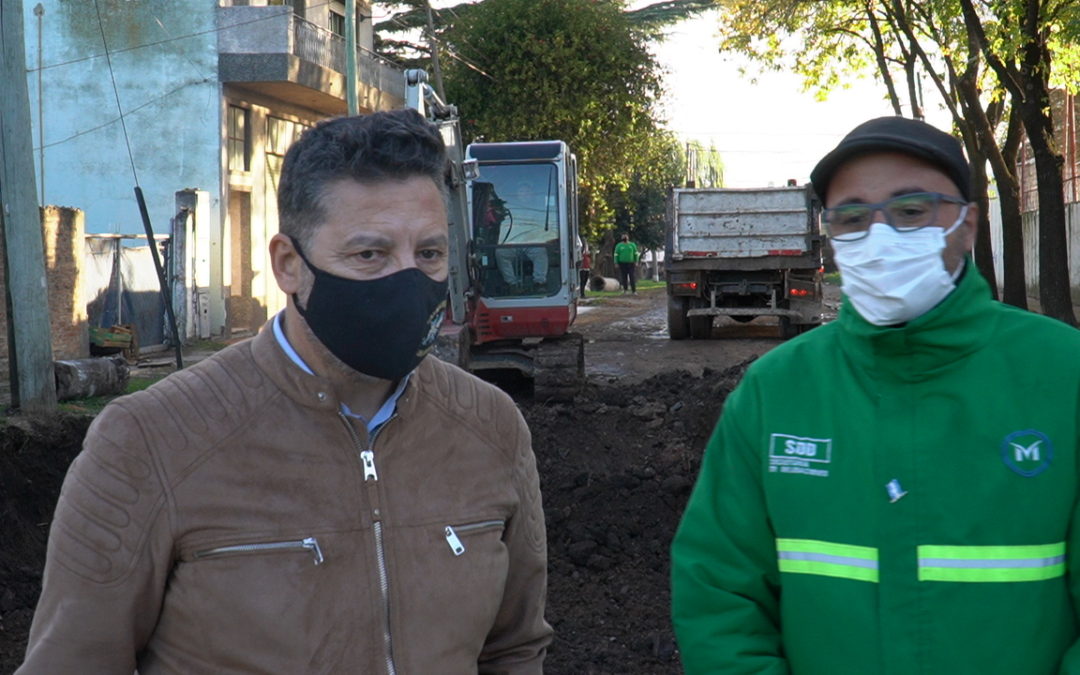 GUSTAVO MENÉNDEZ RECORRIÓ OBRAS EN MERLO